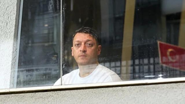 1. Lig'de Mesut Özil Heyecanı: Tribünde Sürpriz Ziyaretçi