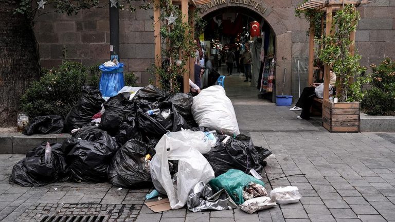 İzmir’de grev: Cadde ve sokaklar çöple doldu