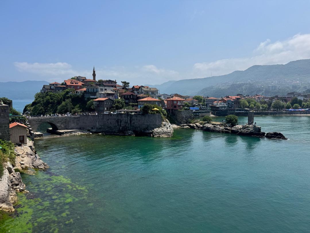 AA -20250608-38220788-38220783-amasra_bayram_tatyrin_nufusun_10_katı_mensafer_