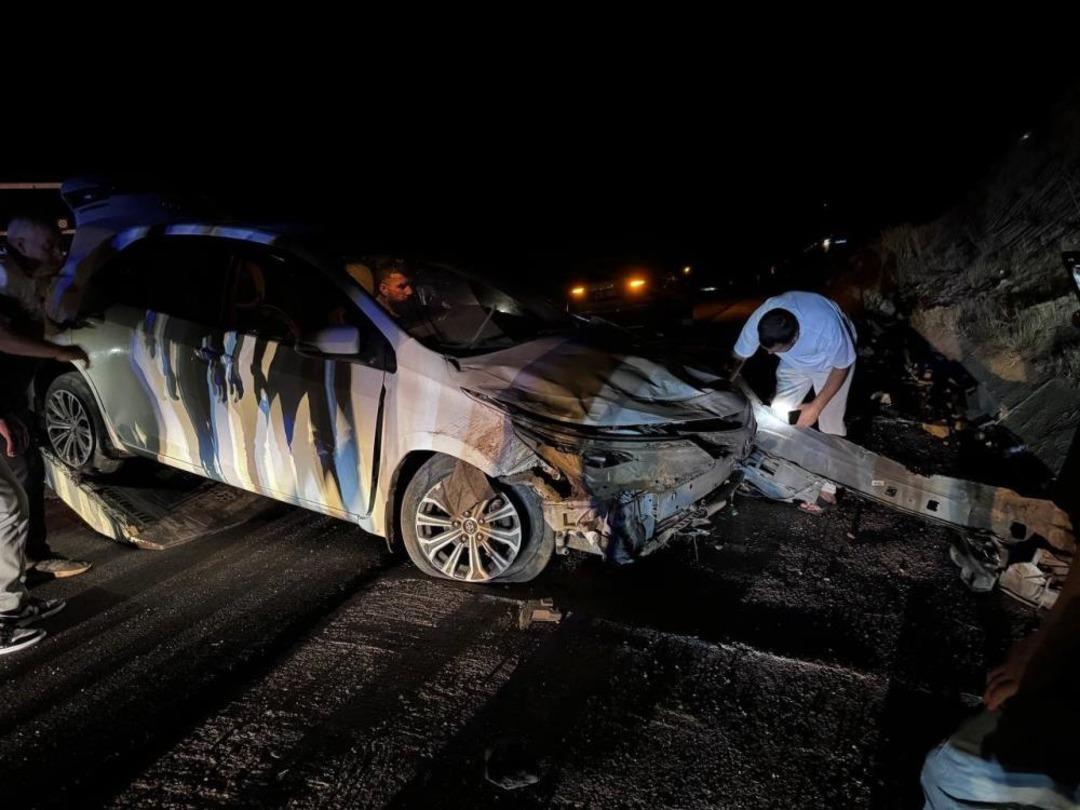 Aracı oturan hayvana vurmamak için teslim ederek, çimento duvarına 2 vur