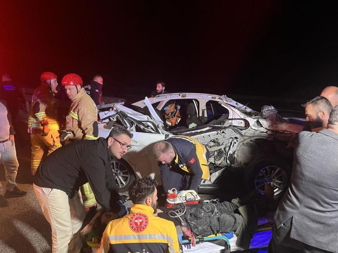 Kamyona arkadan çarpan otomobil hurda yığınına döndü: 1 ölü, 2 yaralı 3