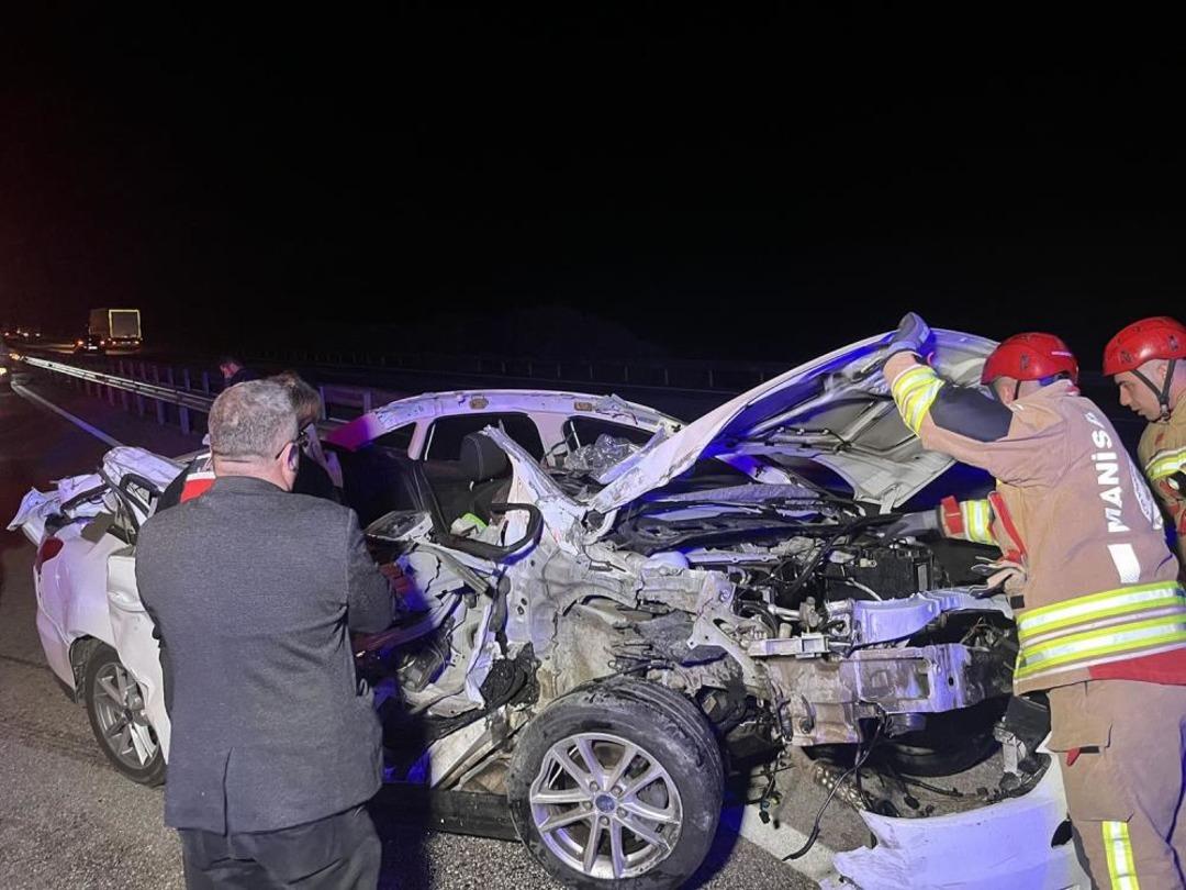 Kamyona arkadan çarpan otomobil enkaz yığınına döndü: 1 ölü, 2 yaralı